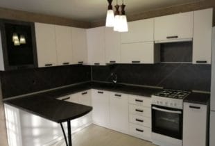 Кухня с барной стойкой Крудо 2,1х2,7 м